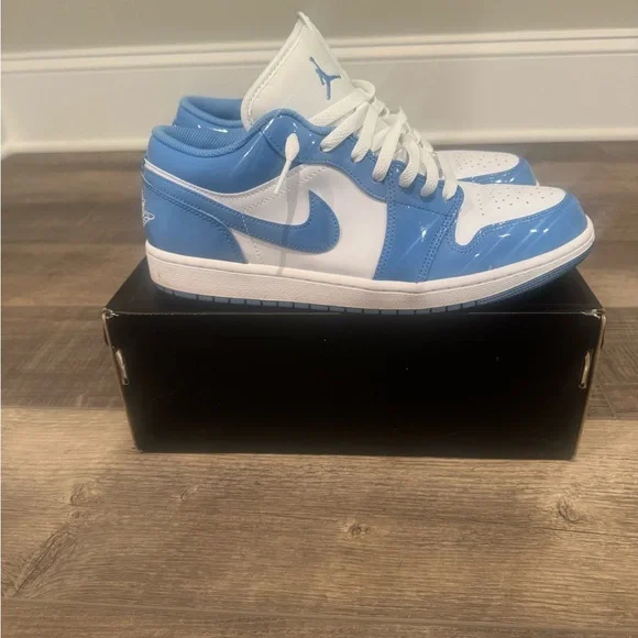 Air Jordan 1 Low SE - Picture 2 of 5